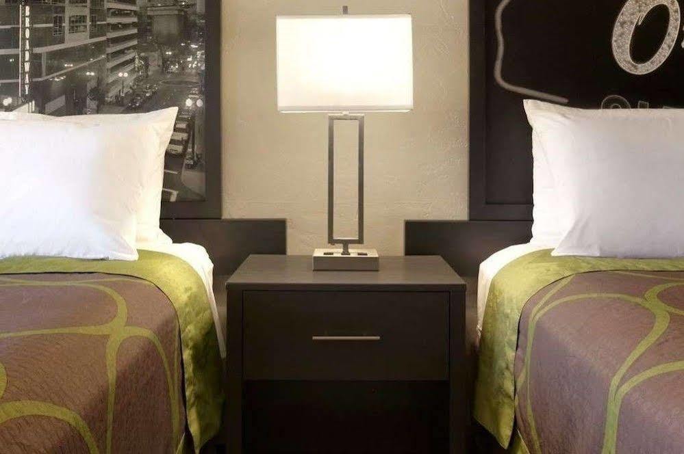 Super 8 By Wyndham Redmond Hotell Eksteriør bilde