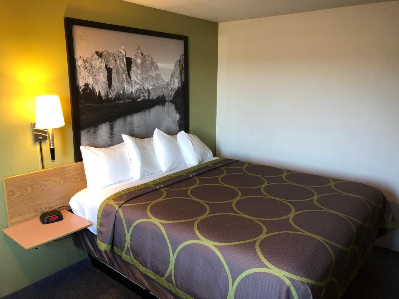 Super 8 By Wyndham Redmond Hotell Eksteriør bilde